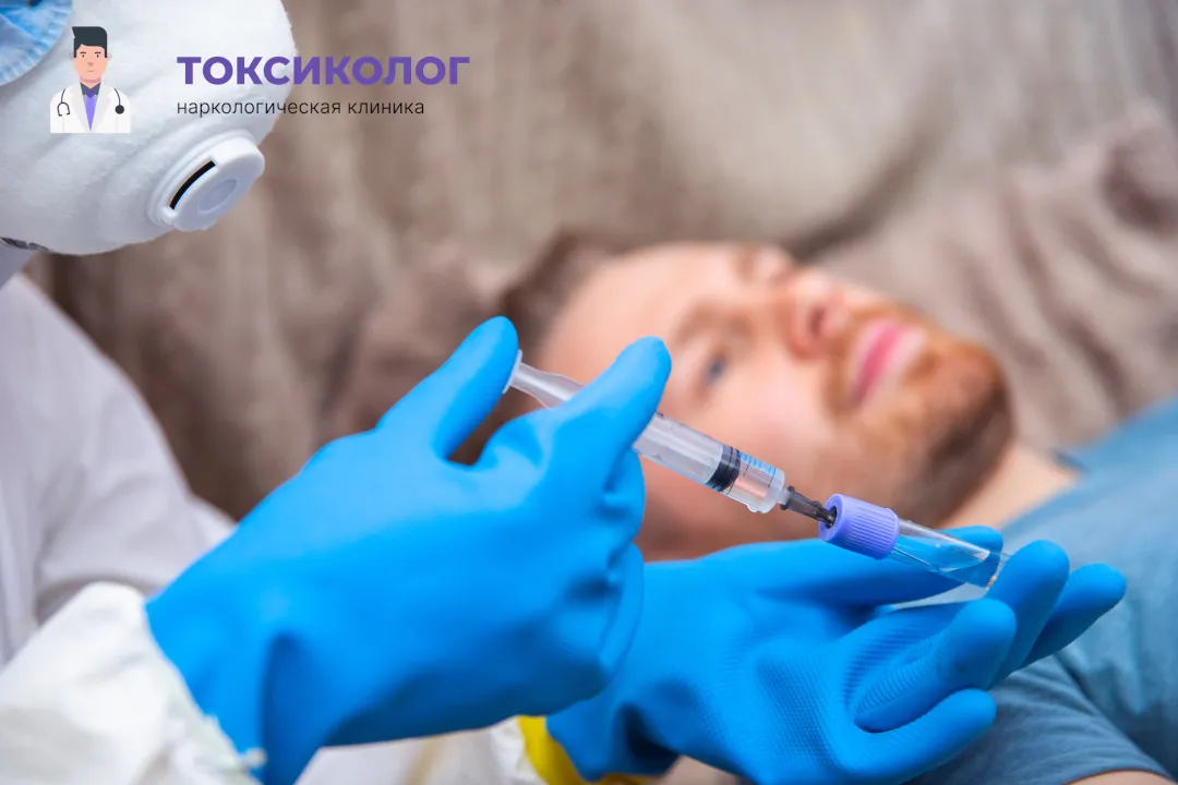 Врач берет анализы в процессе процедуры «Снятие ломки в Чите»